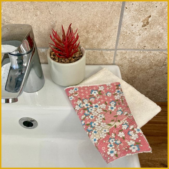 Les maxi lingettes démaquillantes de RHAPSO Couture, motif japonisant rose