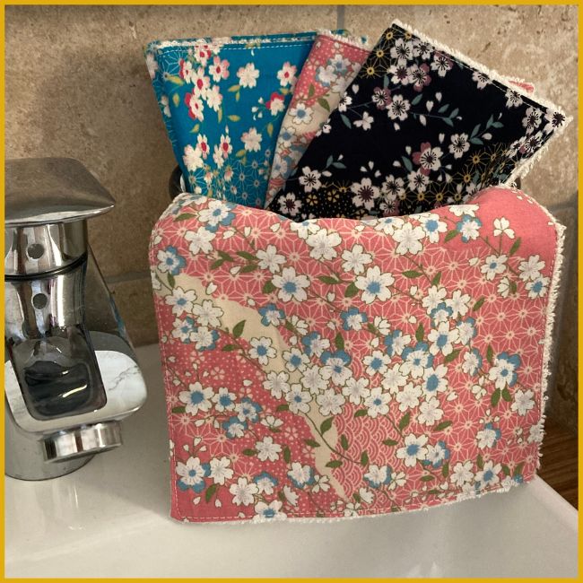 Les maxi lingettes démaquillantes de RHAPSO Couture, motif japonisant rose