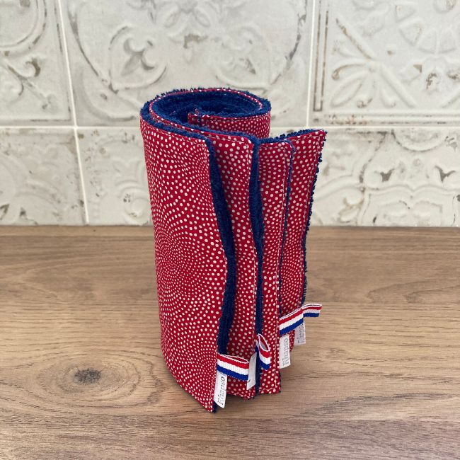 Les essuie-tout Andhrimmir de RHAPSO Couture, points sur fond rouge