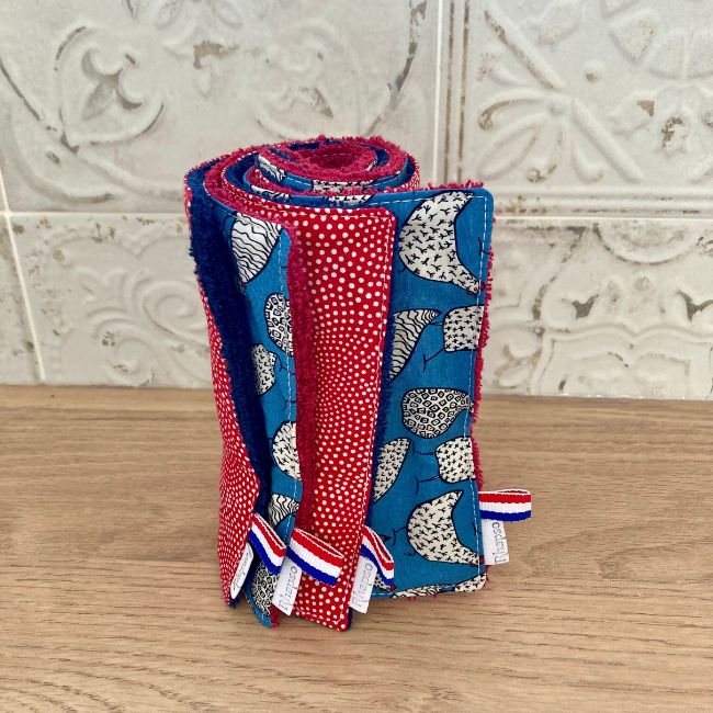 Les essuie-tout Andhrimmir de RHAPSO Couture, poules et points sur fond rouge