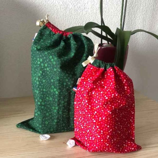 RHAPSO Couture, lot de 2 emballages cadeaux, motifs coeurs rouge et trèfles vert