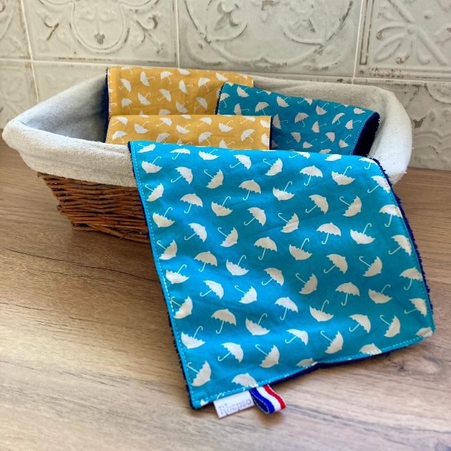 Les essuie-tout Andhrimmir de RHAPSO Couture, motifs parapluies jaune et bleu
