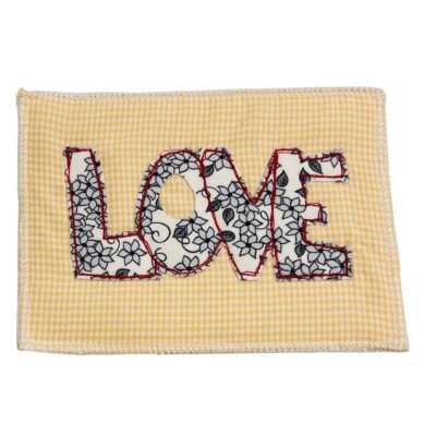 Rhapso Couture, carte postale textile appliqué ou patchwork, à envoyer à travers le monde, motif love petites fleurs blanches sur fond vichy jaune