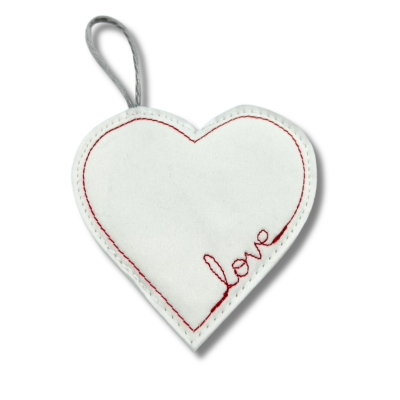 Décoration à accrocher : coeur blanc avec inscription LOVE, cousue en piqué libre