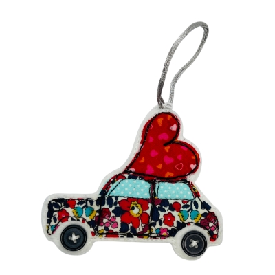 Décoration à accrocher : voiture 4L en liberty, avec coeur sur le toit