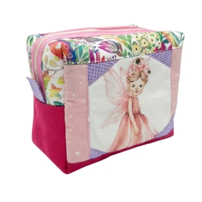 Rhapso Couture trousse de toilette make up, pour ranger les lingettes lavables gants débarbouillettes, petits produits de beauté en voyage ou dans son sac soirée pyjama, motif patchwork petites fées pour petite fille