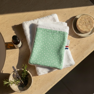 Rhapso Couture, gant de toilette, débarbouillette, coton Oeko-Tex, éponge de bambou bio, motif étoiles blanches sur fond vert