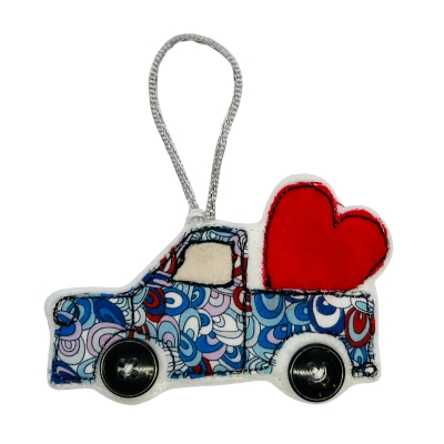 Décoration à accrocher : voiture pickup en liberty, avec coeur à l'arrière