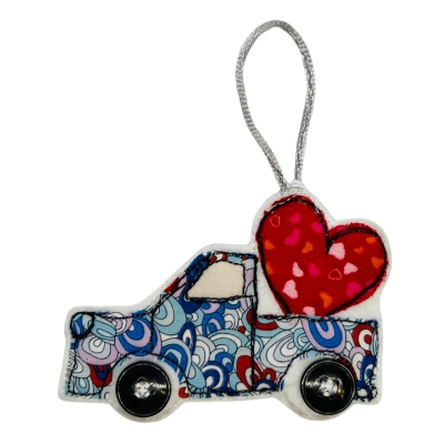 Décoration à accrocher : voiture pickup en liberty, avec coeur à l'arrière