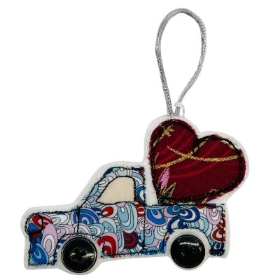 Décoration à accrocher : voiture pickup en liberty, avec coeur à l'arrière