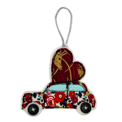 Décoration à accrocher : voiture 4L en liberty, avec coeur sur le toit