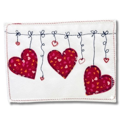 Rhapso Couture, carte postale en tissus, fait main, collection love, coeurs suspendus