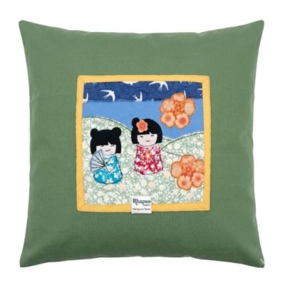 Rhapso Couture, univers linge de maison, coussin 50x50 cm, poupées kokeshi sur fond kaki