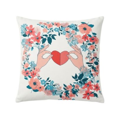 Rhapso Couture, univers linge de maison, coussin 50x50 cm, mains tenant un coeur, couleurs bleu rose