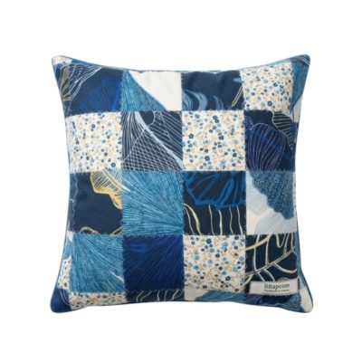 Rhapso Couture, univers linge de maison, coussin 38x38 cm, patchwork de tissus bleus, dos feuilles de ginkgo